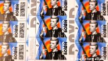 Eine 85 Cent Briefmarke mit dem Porträt des Sängers David Bowie. Die Deutsche Post hat anlässlich des 75. Geburtstags der Pop-Ikone eine Sonderbriefmarke herausgegeben.