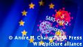 ILLUSTRATION - Die Mehrfachbelichtung in der Kamera zeigt den Schriftzug der neu entdeckten Virusvariante «SARS-CoV-2 Omicron» auf einem Smartphone und eine visuelle Darstellung des Virus vor dem Hintergrund einer Flagge der Europäischen Union. Die Ausbreitung der zunächst im Süden Afrikas entdeckten Omikron-Variante des Coronavirus sorgt weltweit für Beunruhigung. +++ dpa-Bildfunk +++