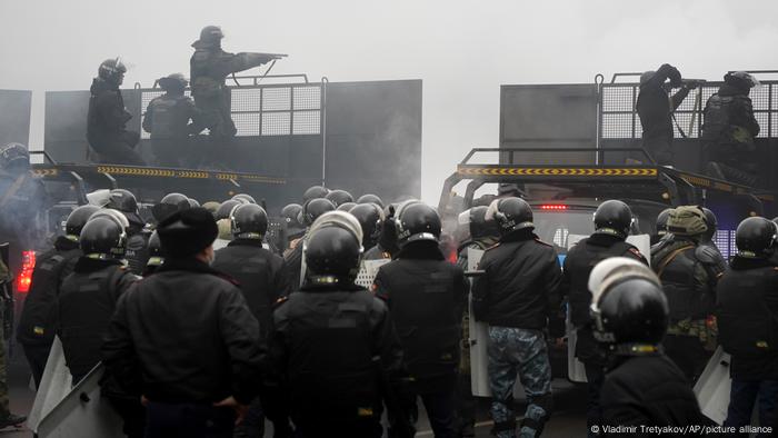 Kazakistan′da protestolar: Almatı′da göstericiler belediye binasını bastı |  DÜNYA | DW | 05.01.2022