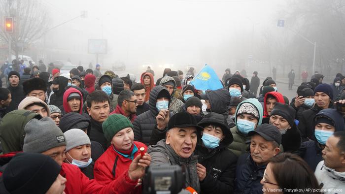 Kazakistan′da protestolar: Almatı′da göstericiler belediye binasını bastı |  DÜNYA | DW | 05.01.2022