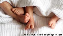 baby feet 6 - twins Copyright: xMarkWx Panthermedia01275971 ,model released, Symbolfoto