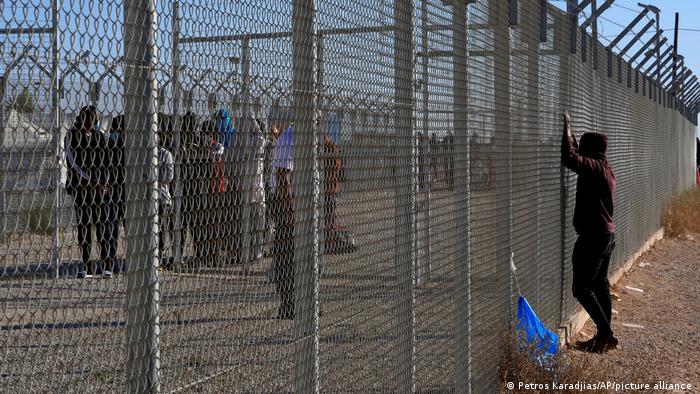 لاجئون خلف سياج مخيم اللجوء في كوكينوتريميتيا على جزيرة قبرص 
