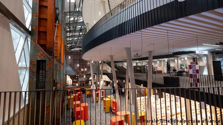 Stalowa konstrukcja wnętrza biblioteki uniwersyteckiej w Esch