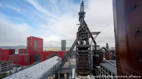 Przemysłowa zabudowa Esch, w tle czerwone budynki