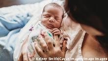 Overhead view of mother holding newborn boy s fingers in hospital bed San Diego, CA, United States ,model released, Symbolfoto PUBLICATIONxINxGERxSUIxAUTxONLY CRKESM200220-261007-01