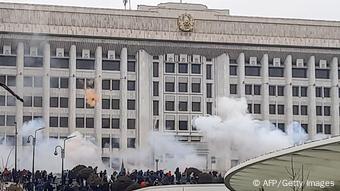 Протестующие у здания администрации в Алма-Ате, 5 января 2022 года