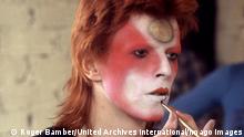 David Bowie 1973 making up, London, backstage,, Copyright: Topfoto PUBLICATIONxINxGERxSUIxAUTxONLY UnitedArchives1389898