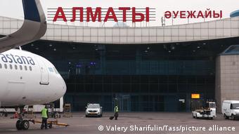 Самолет казахстанского авиаперевозчика Air Astana у международном аэропорта Алма-Аты