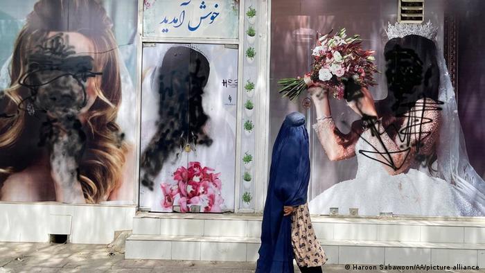 Afghanistan Taliban l Schaufensterpuppe, Werbung vandalisiert