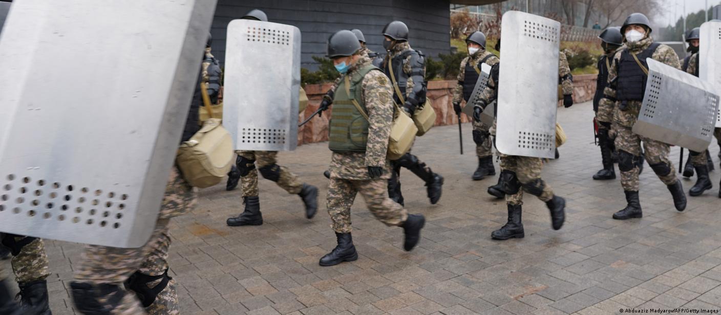 Forças de segurança em Almaty, no Cazaquistão