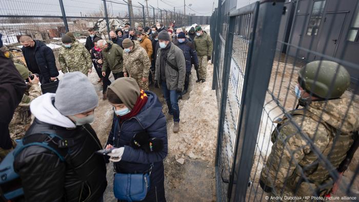 Не може бути безпеки Європи без безпеки України, - заявив Боррель (в центрі) під час поїздки на Донбас Не може бути безпеки Європи без безпеки України, - заявив Боррель (в центрі) під час поїздки на Донбас