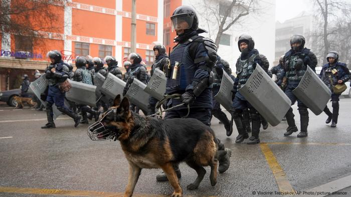 An verschiedenen Orten in Almaty laufen Operationen gegen Demonstranten