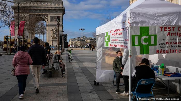 Tenda de testagem do coronavírus na avenida Champs Elysées, em Paris