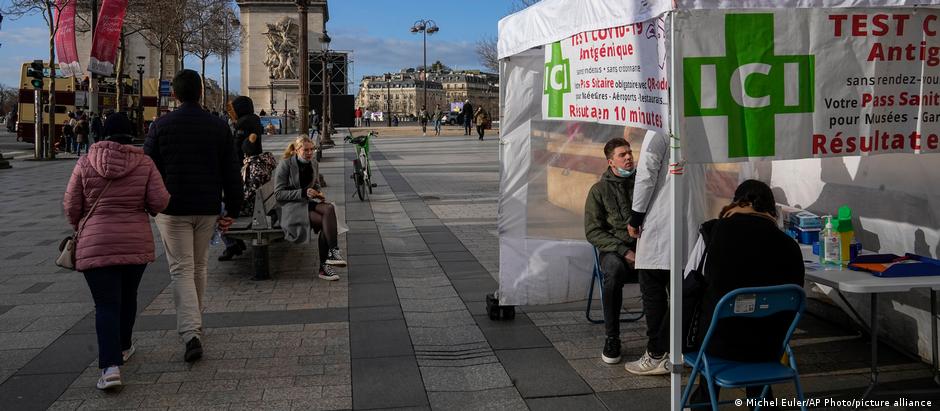 Tenda de testagem do coronavírus na avenida Champs Elysées, em Paris