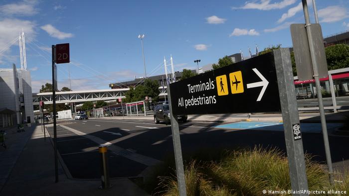 男子网坛世界排名第一的德约科维奇在墨尔本机场（图）滞留数小时，目前正面临要被迫离境