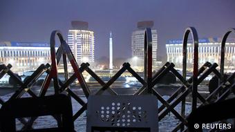 Οδοφράγματα προστατεύουν κυβερνητικά κτίρια