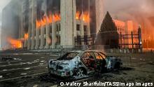 News Bilder des Tages ALMATY, KAZAKHSTAN - JANUARY 5, 2022: A burnt car is seen by the mayors office on fire. Protests are spreading across Kazakhstan over the rising fuel prices protesters broke into the Almaty mayors office and set it on fire. Valery Sharifulin/TASS PUBLICATIONxINxGERxAUTxONLY TS11E1C1