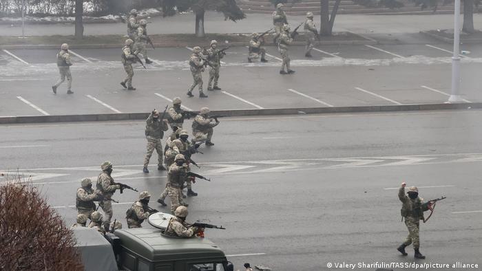 Soldaten im Einsatz gegen Protestierende in Almaty