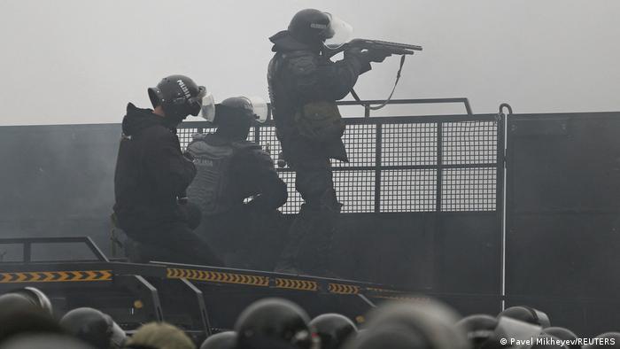 Ein Polizist mit Gewehr im Anschlag in Almaty.