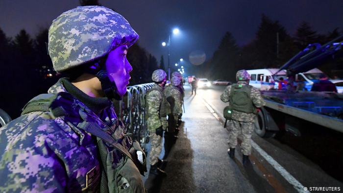 رئیس جمهور توکایف وضعیت اضطراری اعلام کرد که منجر به منع رفت و آمد شبانه در سراسر کشور، محدودیت در تردد مردم و منع تجمعات می‌شود. توکایف همچنین از سازمان پیمان امنیت جمعی که یک ائتلاف نظامی به رهبری روسیه است، خواستار کمک شده است. 
