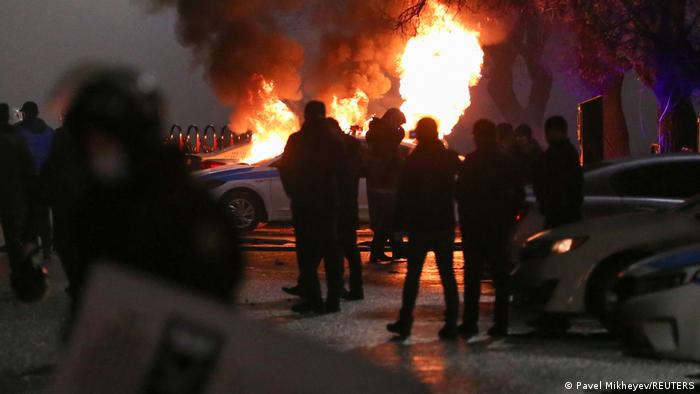 Підпалене демонстрантами в Алмати поліцейське авто.