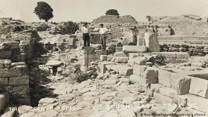 Schliemann, Troya antik kentindeki bir kazıda 