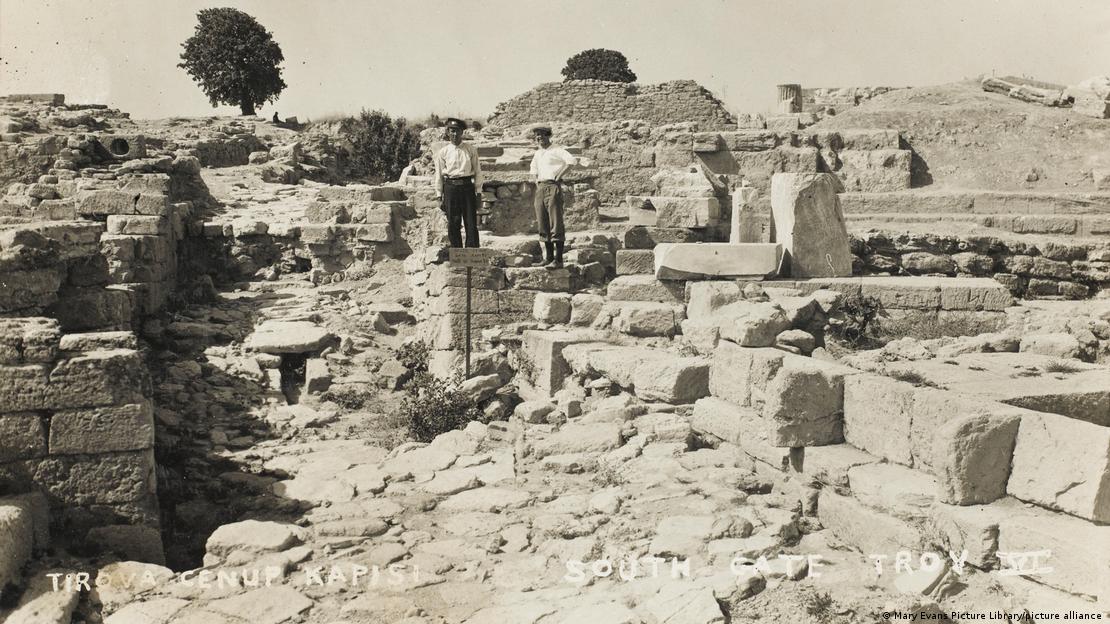 Foto histórica mostra dois homens em sítio arqueológico