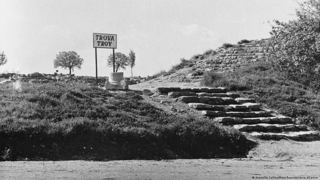 Foto histórico mostra colina com degraus em pedra