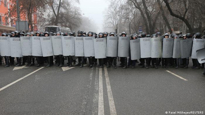 Сили за сигурност по улиците на Алмати