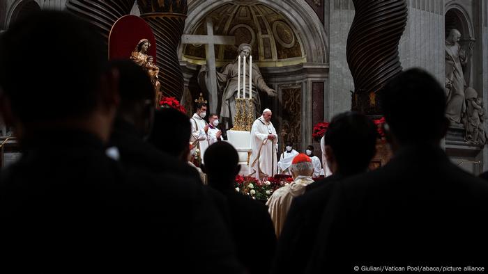El papa Francisco celebra la misa de la Epifanía del Señor en la Basílica de San Pedro del Vaticano el 6 de enero de 2022.