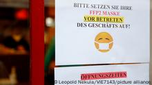 WIEN heute, 15.10.2021 Shop Eingang Anschlag  Bitte setzen Sie Ihre FFP2 - Maske vor Betreten des Geschäfts Auf!  Corona-Pandemie, Corona, Corona-Virus, CoV 2, Covid 19, Sars, Virus, Virusinfektion, Pandemie, CoronakriseKrise, Viruserkrankung, Coronavirus, SARS-CoV-2 Maskenpflicht . Mundschutzmaske . Atemschutzmaske
