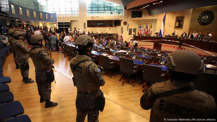 Foto de soldados salvadoreños dentro del Parlamento el 9 de febrero de 2020.