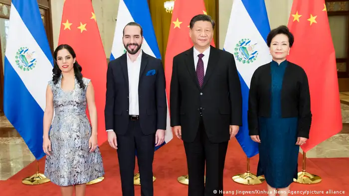 Nayib Bukele (2.v.l.) und Xi Jinping im Dezember 2019 mit ihren Ehefrauen in Peking