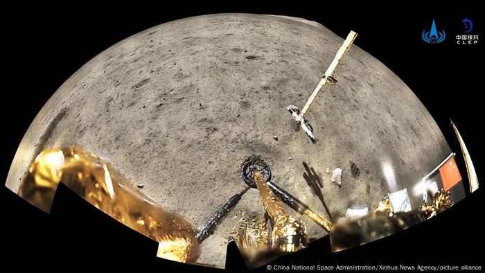 La bandera nacional de China desplegada desde la sonda Chang'e-5 en la Luna.