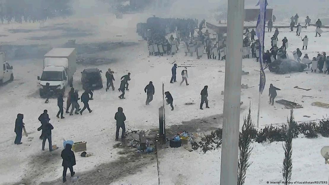 Manifestantes entram em confronto com forças de segurança em Almaty, no Cazaquistão