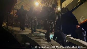 Российские военнослужащие выходят из самолета в Казахстане