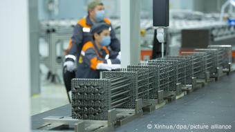 Рабочие в медицинских масках на заводе по выпуску тепловыделяющих элементов в Усть-Каменогорске