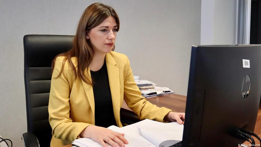 Albulena Haxhiu, ushtruese e detyrës së Presidentes, para kompjuterit 