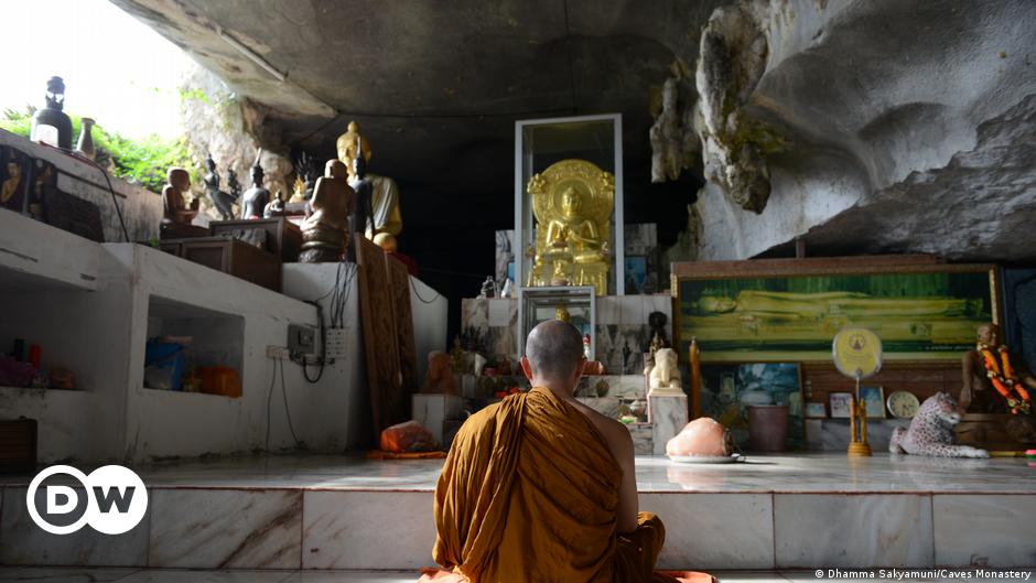 Buddhistische Mönche kämpfen gegen einen Bergbaukonzern
