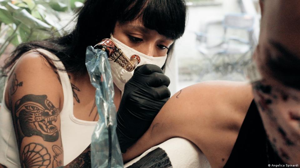 Prohíben dos colores de tintas para tatuajes en Europa