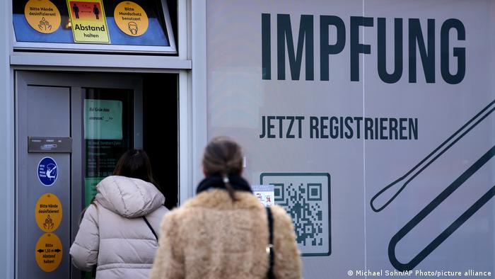 people queuing up at Berlin vaccination center
