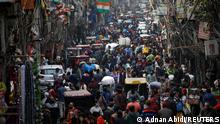 People shop at a crowded market amidst the spread of the coronavirus disease (COVID-19), in the old quarters of Delhi, India, January 4, 2022. REUTERS/Adnan Abidi