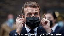 Emmanuel Macron, Präsident von Frankreich, nimmt nach seinem Besuch in einem Gesundheitszentrum seinen Mund-Nasen-Schutz ab. (zu dpa Wer nervt hier wen? Frankreich streitet über Ungeimpfte und Macron) +++ dpa-Bildfunk +++