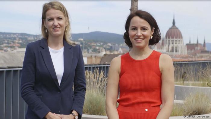 Melani Barlai und Zsofia Banuta mit Budapest-Panorama im Hintergrund