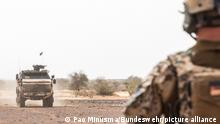 Ein Fahrzeug vom Typ Dingo der Gebirgsjäger fährt durch die Wüste während einer Aufklärungsmission im Rahmen der UN-Mission MINUSMA in Gao. (zu dpa Mindestens 13 Verletzte bei Anschlag auf deutsche UN-Soldaten in Mali) +++ dpa-Bildfunk +++