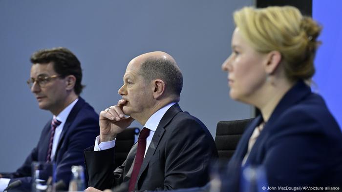 NRW-Ministerpräsident Hendrik Wüst, Kanzler Olaf Scholz und die Regierende Bürgermeisterin von Berlin, Franziska Giffey NRW-Ministerpräsident Hendrik Wüst, Kanzler Olaf Scholz und die Regierende Bürgermeisterin von Berlin, Franziska Giffey