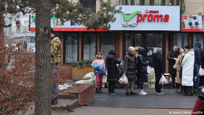 Coadă la un magazin alimentar din Almatî