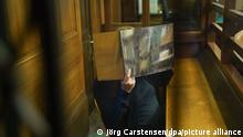 Blick auf den Angeklagten im sogenannten Kannibalismus-Prozess im Kriminalgericht Moabit. Für die Berliner Staatsanwaltschaft gibt es keinen Zweifel, dass der angeklagte Lehrer sein Opfer aufgrund kannibalistischer Fantasien getötet hat. Die Staatsanwaltschaft fordert eine lebenslange Freiheitsstrafe für den 42-Jährigen.