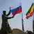 Un malien pose avec le drapeau russe en 2021