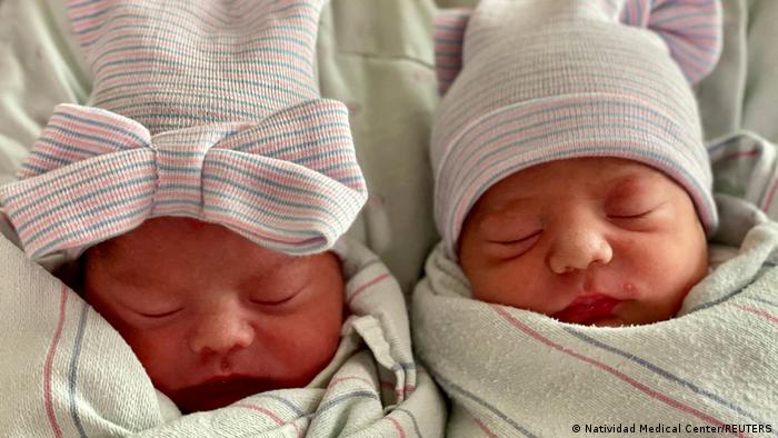 Los gemelos Aylin Trujillo, nacidos a las 00:00 del 1 de enero de 2022, y Alfredo Trujillo, nacido a las 23:45 del 31 de diciembre de 2021.